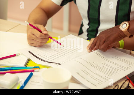 Stretta di mano femminile che punta al task Foto Stock