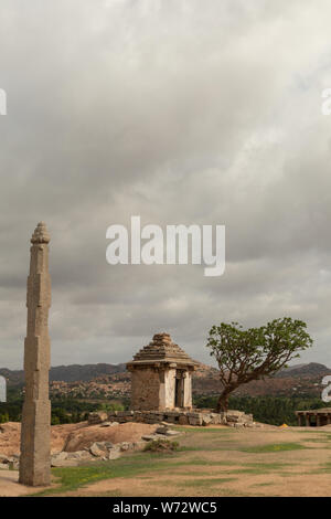 Piccolo tempio in rovina a Hemakuta Hill Top di Hampi, Karnataka. Foto Stock