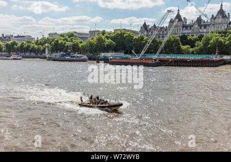 London / UK, 15 Luglio 2019 - Thames esperienza di nervatura escursioni barca veloce di accelerare il fiume Tamigi Foto Stock