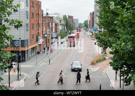 Una vista generale di Oxford Road in Manchester guardando verso sud da una posizione elevata. Foto Stock