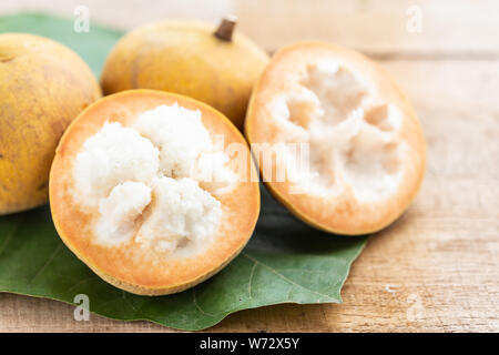 Close up Santol frutta tropicali sul tavolo di legno e verde con la sfocatura sullo sfondo Foto Stock