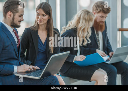 La gente di affari di lavoro con documenti su computer portatili a rottura Foto Stock