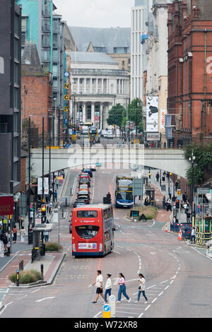 Una vista generale di Oxford Road in Manchester guardando verso nord da una posizione elevata. Foto Stock