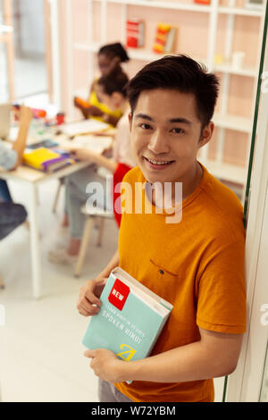 Ritratto di bello uomo asiatico che visita la scuola Foto Stock