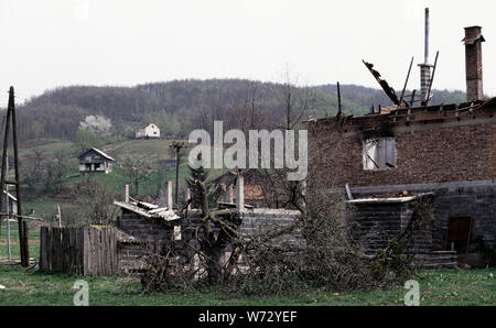 Il 26 aprile 1993 la pulizia etnica durante la guerra in Bosnia centrale: bruciato case lungo la strada tra Busovača e Medovici, attaccato da HVO (croato-bosniaci forze) dieci giorni prima. Foto Stock