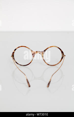 Una coppia di vintage di tartaruga occhiali o occhiali Foto Stock