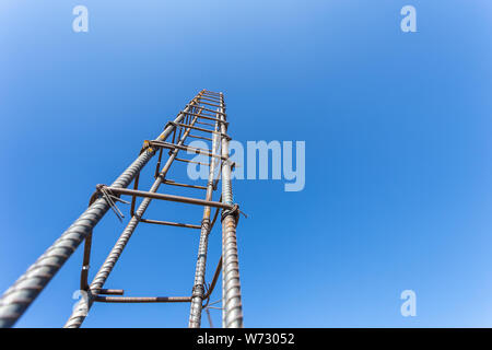 Tondino di acciaio per pilastro o pole nel processo di costruzione di casa. Costruzione di cemento armato trave di fondazione Foto Stock