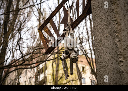 Vecchia maschera a gas in liquidazione, Chernobyl Zona di esclusione, Ucraina Foto Stock