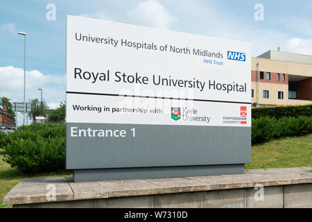 Segnaletica per il Royal Stoke University Hospital si trova sulla strada di Newcastle a Stoke-on-Trent. Foto Stock