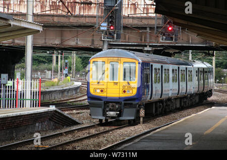 Nord classe rampa 319 UEM arrivando a Preston stazione ferroviaria sulla linea principale della costa occidentale con un express il servizio passeggeri il 2 agosto 2019. Foto Stock