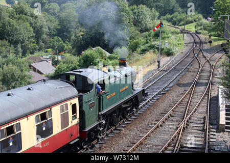 Conserve Collett serbatoio del motore 4144 in livrea verde a Highley in Severn Valley Railway con un vecchio GWR semaforo caduta di segnale su 1 Agosto 2019. Foto Stock