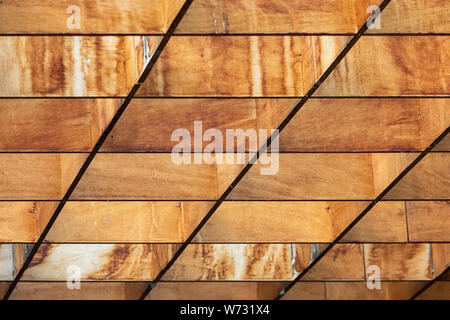 Sfondo di soffitto di travi in legno in legno dipinto in colori marrone Foto Stock