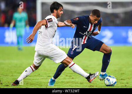 Kylian Mbappe, a destra di Parigi Saint-Germain sfide Clement Grenier di Stade Rennais durante il Trophee des Champions (Champion Trophy) corrispondono nella città di Shenzhen, Cina del sud della provincia di Guangdong, 3 agosto 2019. Foto Stock