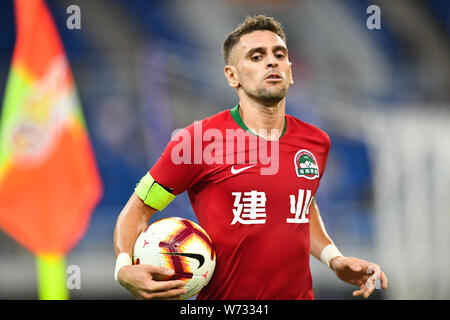 Il calcio brasiliano player Olivio da Rosa, noto anche come Ivo, di Henan Jianye F.C. svolge durante il XXI round della Chinese Football Association Super League (CSL) contro il Tianjin TEDA a Tianjin, Cina, 3 agosto 2019. Tianjin TEDA sconfitto Henan Jianye con un 2-0 al XXI round match di CSL di Jinan City, est della Cina di provincia di Shandong, 3 agosto 2019. Foto Stock