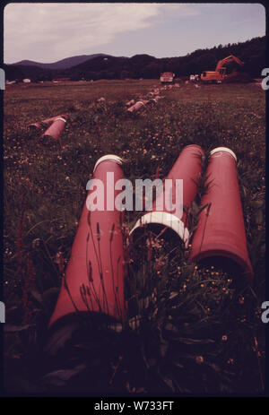 Tubi per fognature pronto per l'installazione come parte del primo sistema di depurazione per Helen. Il progetto è diventato una necessità perché la piccola comunità di montagna di alcuni 270 residenti è diventata un'attrazione turistica. Nel 1969 funzionari locali, imprenditori e residenti ha approvato i lavori di ristrutturazione del quartiere degli affari con un bavarese motivo alpino. Il suo successo ha attirato nuovi business e per i turisti. Valutazione immobiliare è più che raddoppiata tra il 1970 e il 1974 Foto Stock