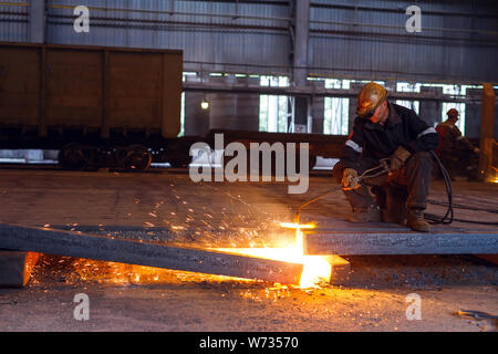 Operaio industriale presso la fabbrica di primo piano di saldatura. Foto Stock