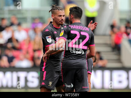 Leeds United's Jack Harrison (a destra) celebra il punteggio al suo fianco il terzo obiettivo del gioco con il compagno di squadra durante il cielo di scommessa match del campionato a Ashton Gate, Bristol. Foto Stock