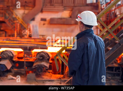 Operaio industriale presso la fabbrica di primo piano di saldatura. Foto Stock