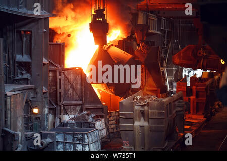 La fusione del metallo in fonderia, industria metallurgica. Foto Stock