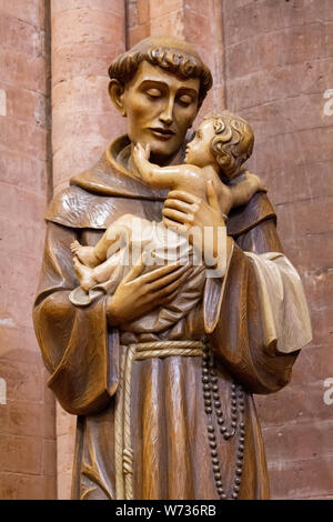 Una statua di San Antonio di Padova con Gesù Bambino in "Santa Maria del Carmine" (chiesa Santa Maria del Carmelo) di Pavia. Foto Stock