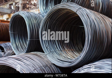 Costruzione di armatura si trovano nel magazzino dei prodotti metallurgici. Elemento della struttura costruttiva Foto Stock