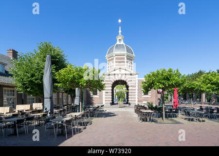 La Morspoort, porta occidentale di Leiden, Paesi Bassi. Costruito nel 1669, è uno degli unici tre degli originali otto porte che sono sopravvissuti. Foto Stock