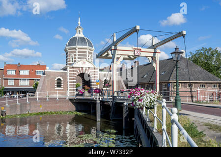 La Morspoort, porta occidentale di Leiden, Paesi Bassi. Costruito nel 1669, è uno degli unici tre degli originali otto porte che sono sopravvissuti. Foto Stock