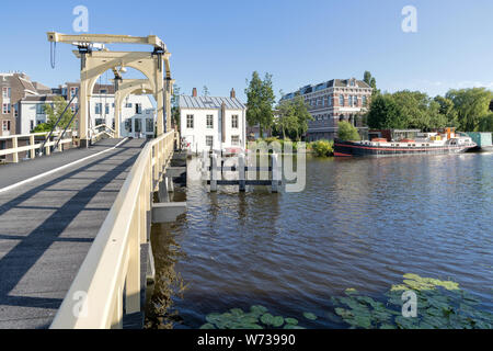 Il Rembrandtbrug (Rembrandt ponte) di Leiden, Paesi Bassi. Si tratta di un doppio ponte levatoio in legno nella parte interna della città. Foto Stock