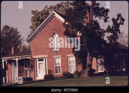 Il vecchio GRONGO HOME SU RIVERVIEW strada nella penisola, Ohio vicino a Akron, è di proprietà privata ed è stato rinnovato di recente. Esso si affaccia appena creato Cuyahoga Valley National Recreation Area che copre un 20-Mile tratto di valle tra il Metropolitan distretti di Cleveland e AKRON. Il gronchi e la BRONSONS, il cui nome è stato dato alla locale chiesa episcopale, furono i primi colonizzatori della zona. Entro la zona di ricreazione È IL VECCHIO OHIO-Canale Erie Foto Stock