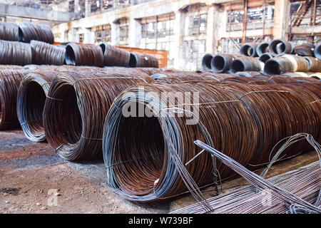 Costruzione di armatura si trovano nel magazzino dei prodotti metallurgici. Elemento della struttura costruttiva Foto Stock