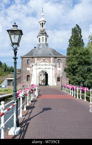 Il Zijlpoort, porta orientale di Leiden, Paesi Bassi. Costruito nel 1667, è uno degli unici tre degli originali otto porte che sono sopravvissuti. Foto Stock