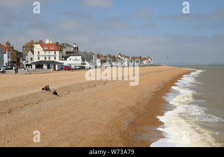 La spiaggia e il lungomare di pretty trattativa on Kent east coast, in Inghilterra, Regno Unito Foto Stock