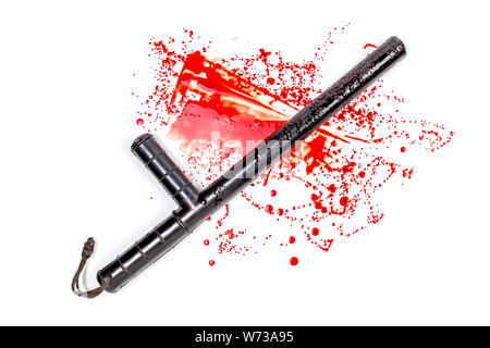 Bloody polizia russa la gomma tonfa baton in schizzi di sangue isolati su sfondo bianco in top-down laici piatta prospettiva. Naturale di sangue umano utilizzato. Foto Stock