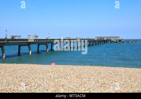 Il molo storico nella cittadina di mare la trattativa su un giorno d'estate, nel Kent orientale, Inghilterra, Regno Unito Foto Stock