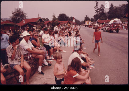 Turisti e abitanti la linea lungo la via principale di HELEN GEORGIA, nei pressi di ROBERTSTOWN PER IL QUARTO DI LUGLIO Parade. HELEN era tipica per una piccola comunità di montagna di meno di 300 fino agli inizi del 1969, quando i funzionari della città, gli imprenditori e i residenti ha approvato i lavori di ristrutturazione del quartiere degli affari con un alpino bavarese un tema per il progetto è stato un successo e ha portato a nuove imprese e un aumento del turismo. Un rapporto di pianificazione avvertenze sulla necessità di trovare un equilibrio tra crescita e interesse pubblico Foto Stock
