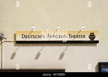 Bad Homburg, Germania - 09 Giugno 2019: luci da parete gettano ombre su un segno del tedesco Appelwoi teatro di Giugno 09, 2019 a Bad Homburg. Foto Stock