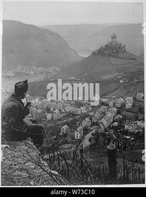 Deutsch: Blick auf Cochem an der Mosel am 9. Januar 1919. Das Bild wurde von Unteroffizier Charles E. macis aufgenommen. Er gehörte zu Photo-Einheit des IV. Corps der U.S. Esercito, die ihr Hauptquartier a Cochem hatte. Im Vordergrund sitzt Caporale James C. Sulzer. Vista di Cochem, contea di Cochem-Zell, Renania-Palatinato, Germania, il 9 gennaio 1919. La foto è stata presa dal gruppo di foto del quarto U.S esercito che aveva la sua sede a Cochem sul fiume Mosella. Testo originale: il vecchio castello arroccato su una collina sopra il fiume Moselle e la città di Cochem, Germania, è headqua Foto Stock