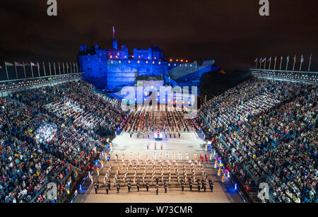 Il 2019 Royal Edinburgh Tattoo Militare, eseguita sulla spianata al Castello di Edimburgo. Vista di Esplanade a Finale con tutto il cast Foto Stock