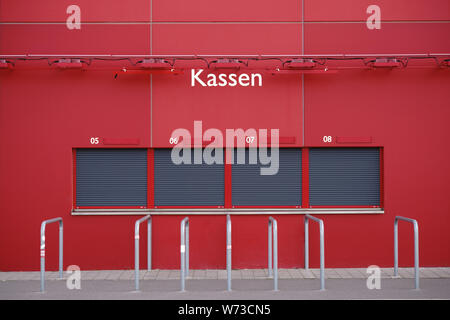 Mainz, Germania - 20 agosto 2017: Chiuso Ticket Booth o la biglietteria al Opelarena del 1. FSV Mainz 05 il 20 agosto 2017 a Mainz. Foto Stock