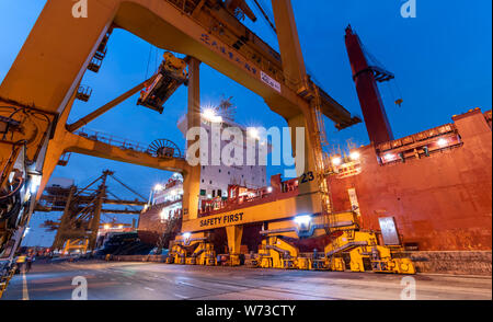 BANGKOK, Tailandia - 19 Maggio 2019 : il trasporto di container merci nave in Khlong Toei autorità portuale di Thailandia (PAT)porto. Tradewar , Logis Foto Stock