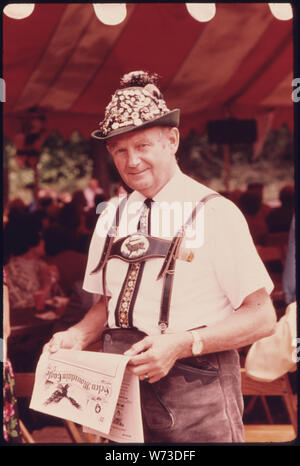 Visitatore del quinto Oktoberfest annuale a Helen, pause CON UNA COPIA DI HELEN MOUNTAIN EAGLE. Il mensile NEWS-Magazine è stata fondata nel luglio del 1975, e le caratteristiche degli articoli di interesse sia per i residenti e i turisti in visita alla comunità alpina. Il villaggio di 270 ha guadagnato il riconoscimento quando imprenditori, funzionari e residenti ha approvato la ristrutturazione del quartiere degli affari con un bavarese tema alpino. Il progetto è un successo e che ha portato ad un ulteriore sviluppo e aumento del turismo Foto Stock