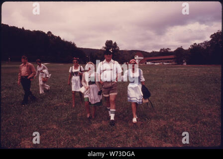 I visitatori, tra cui molti di ascendenza tedesca, hanno partecipato al quinto Oktoberfest annuale in Helen. 1975 La manifestazione si è svolta in una grande tenda allestita in un campo nei pressi di HELENDORF INN (VISTO IN BACKGROUND) e ad una facile distanza a piedi da Helen sulla via principale quartiere dello shopping che è stato rinnovato con un tema BAVARIANALPINE. La piccola comunità di montagna di alcuni 270 persone era tipico dei villaggi della zona fino alla completa ristrutturazione iniziata nel 1969 Foto Stock