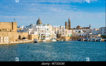 Vista panoramica a Monopoli, provincia di Bari, Puglia), il sud dell'Italia. Foto Stock