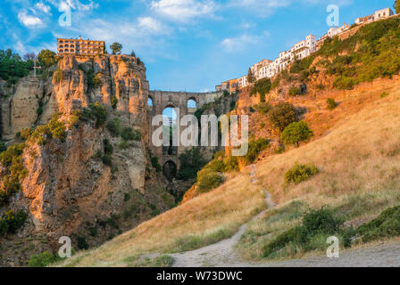 Ronda e il suo storico ponte nel sole del tardo pomeriggio. Provincia di Malaga, Andalusia, Spagna. Foto Stock