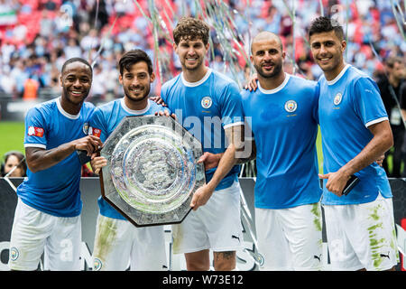 Londra, Inghilterra - agosto 04: ORaheem Sterling, David Silva, Giovanni pietre, Kyle Walker, Rodrigo del Manchester City sollevare la protezione comunitaria trofeo durante la comunità fa scudo match tra Liverpool e Manchester City a Wembley Stadium Il 4 agosto 2019 a Londra, Inghilterra. (Foto di Sebastian Frej/MB Media) Foto Stock