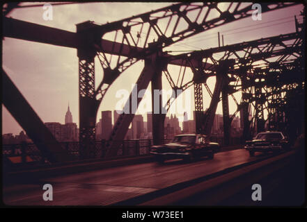 WILLIAMSBURG BRIDGE IN NEW YORK CITY rivolta verso Manhattan. Questo è uno dei grandi ponti che collegano Brooklyn e Manhattan. Altre coperture di questo progetto mostra il traffico e la necessità e l'uso di spazio di vita e di bellezza. La parte interna della città di oggi è una contraddizione assoluta AL FLUSSO PRINCIPALE IN AMERICA DI STAZIONI DI RIFORNIMENTO, superstrade, centri per lo shopping e lotti di case neri, latini e poveri bianchi ci vivo Foto Stock