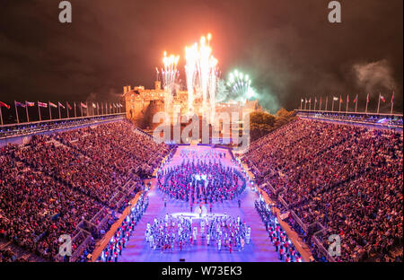 Anteprima apertura notturna del 2019 Royal Edinburgh Tattoo Militare, eseguita sulla spianata al Castello di Edimburgo, Scozia, Regno Unito Foto Stock