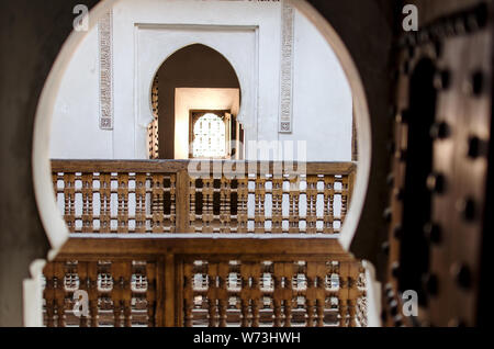 Medersa Ben Youssef - Marrakech, Marocco. Scolpita in legno di cedro, archi e stucco e adornata con la calligrafia Araba. Foto Stock