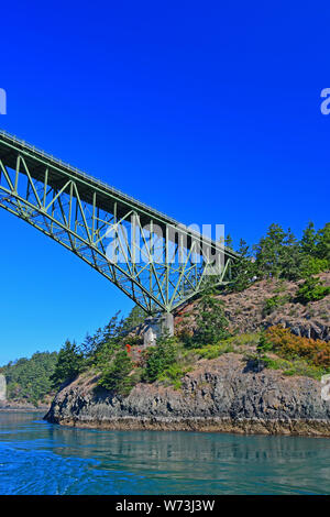 L'iconico inganno passare ponte in prossimità di Whidbey Island, Washington Foto Stock