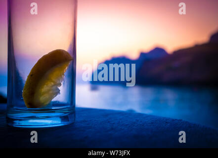 La mattina dopo Resort Beach Party vuoto bicchiere da cocktail al tramonto Foto Stock